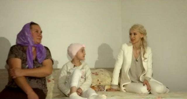 VIDEO & FOTO / Andreea Bălan, îngerul păzitor al Sarei care are primul brad de Crăciun! Ce cadouri i-a făcut artista fetei care are cancer!