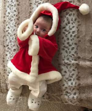 FOTO / Ce mare s-a făcut fata Biancăi Drăguşanu! A îmbrăcat-o în costum de Crăciuniţă, iar micuţa îi seamănă leit mamei
