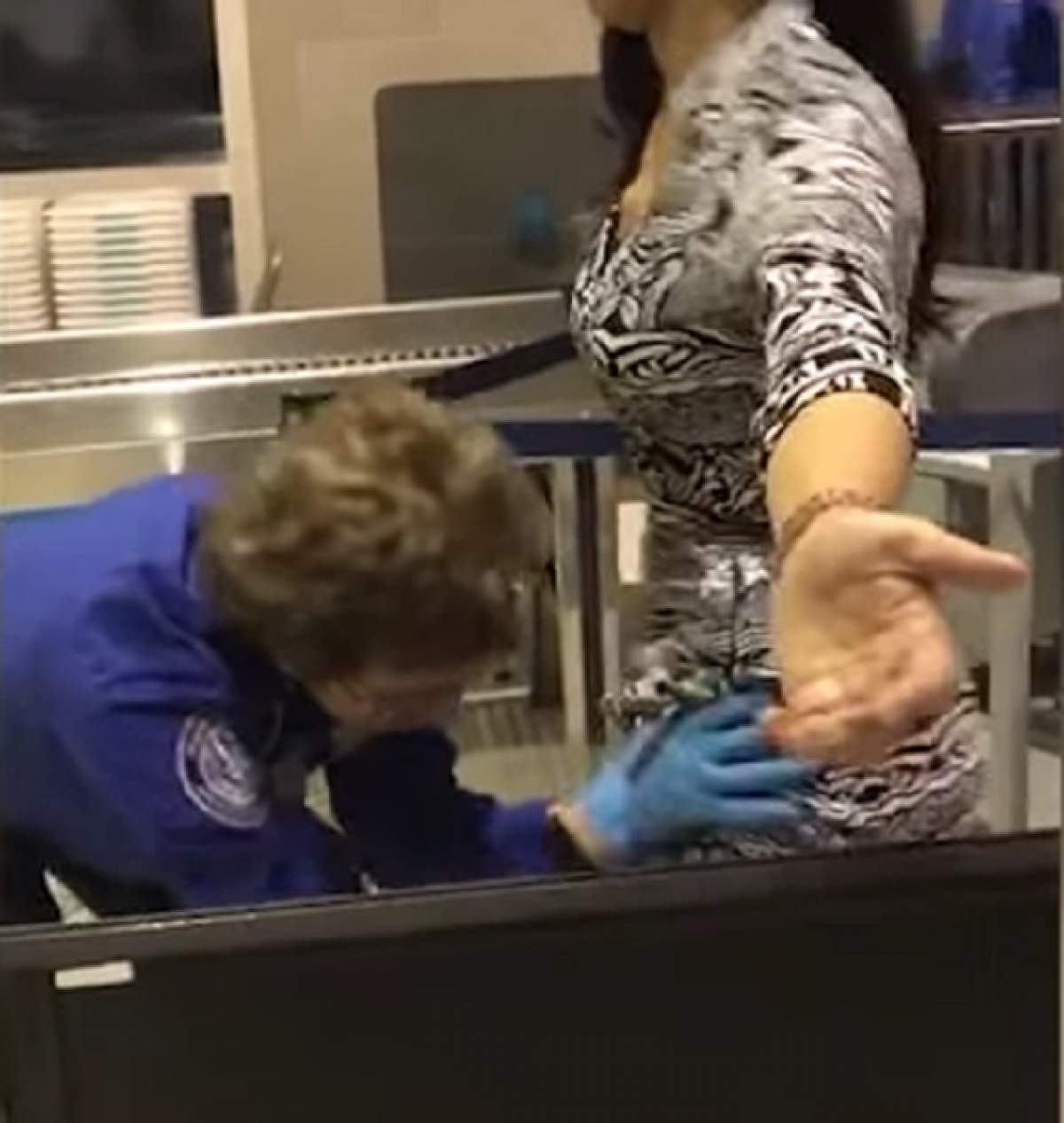 VIDEO / O prezentatoare cunoscută, umilită în ultimul hal în aeroport. A izbucnit în lacrimi după ce a fost pipăită în zonele intime