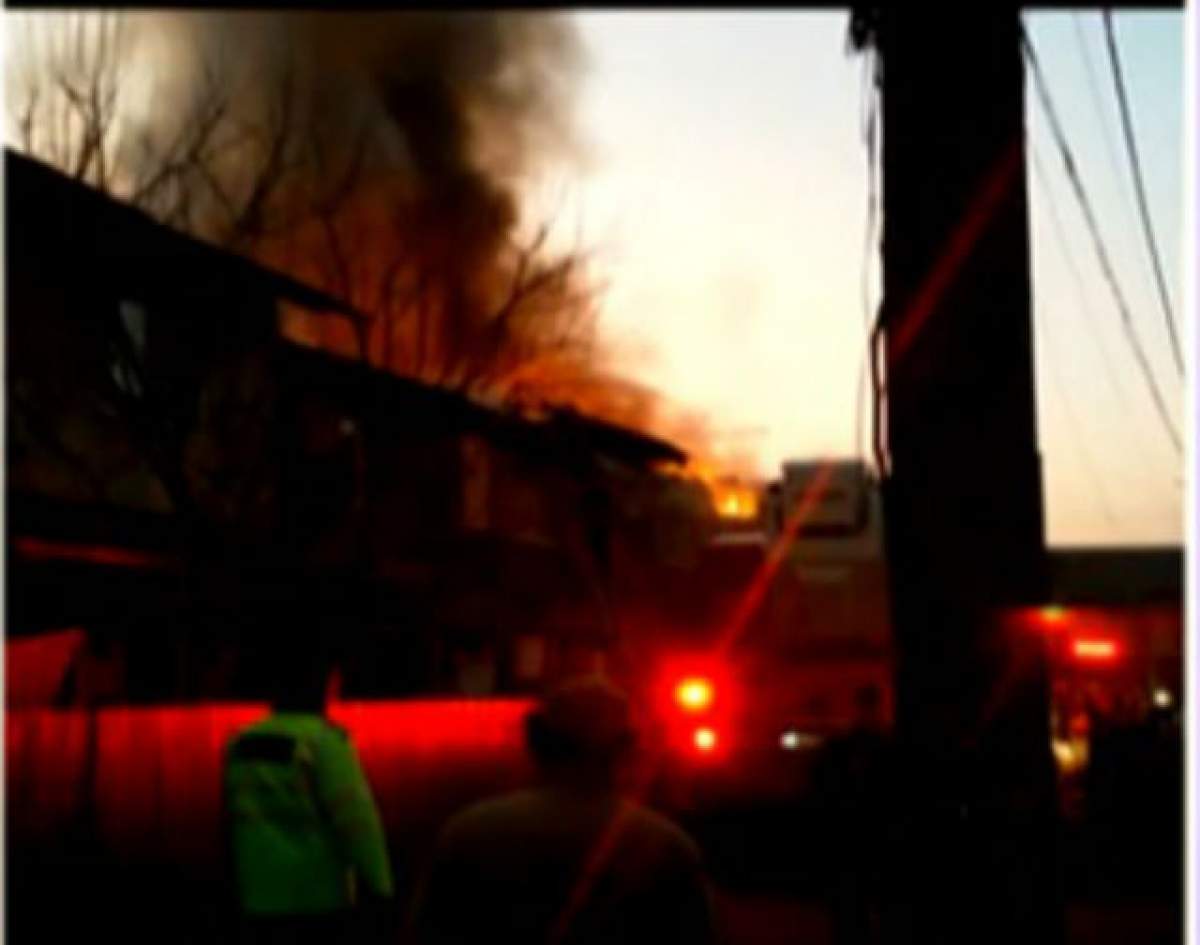 VIDEO / Nenorocire în seara de Ajun! 16 familii au rămas fără case, după ce au fost mistuite de un incendiu violent