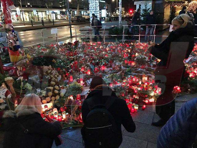 VIDEO & FOTO / Imagini cutremurătoare, surprinse la 5 zile de la atentatul din Berlin! Ce se întâmplă la Târgul de Crăciun unde a avut loc masacrul