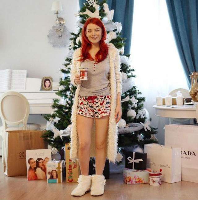 FOTO / Elena Gheorghe, nemachiată şi în pijamale lângă brad!