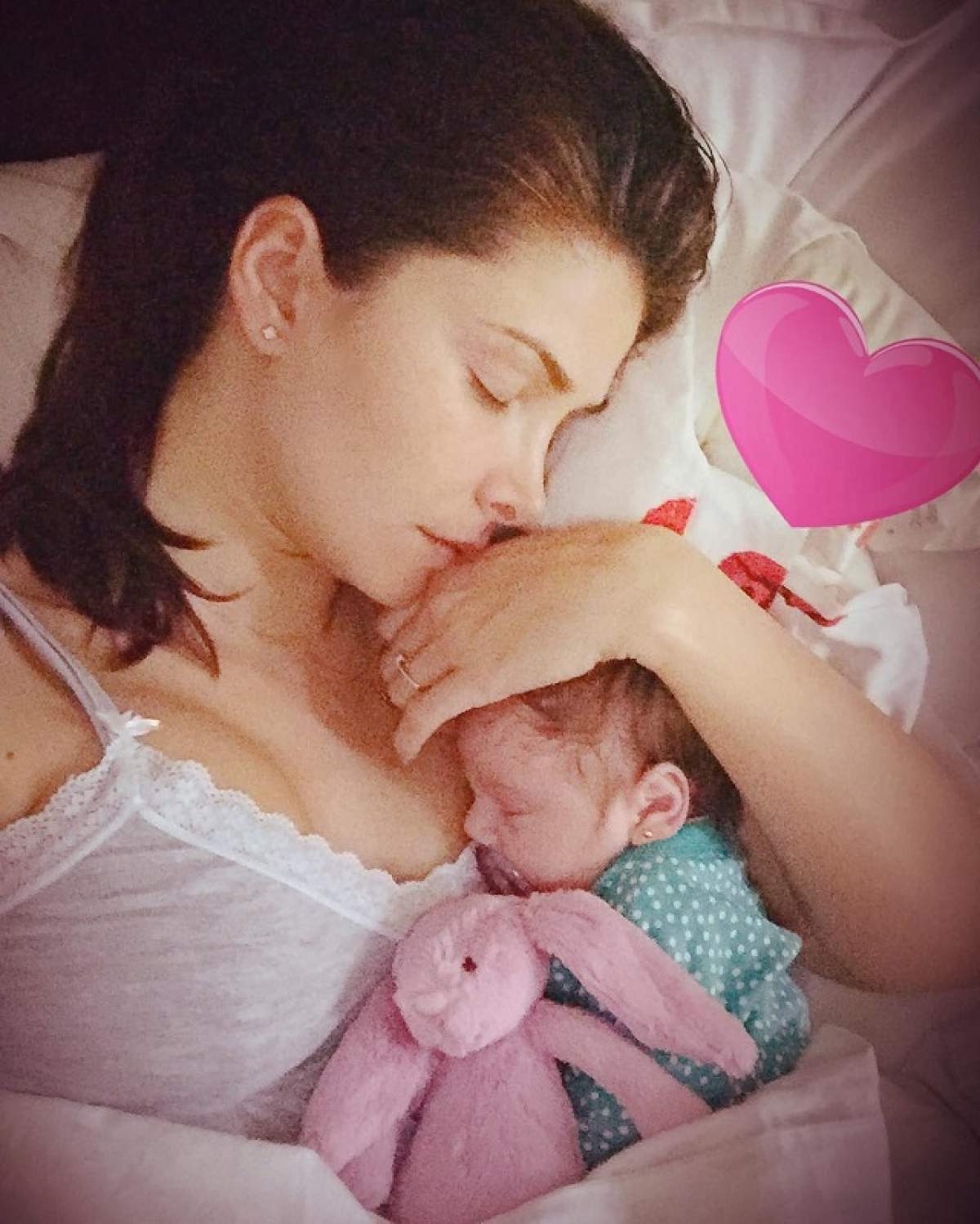 FOTO / Alina Puşcaş şi fiica ei, în cel mai intim moment mamă-fiică! Melissa e bucăţică ruptă din vedetă