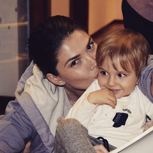 FOTO / Alina Puşcaş şi fiica ei, în cel mai intim moment mamă-fiică! Melissa e bucăţică ruptă din vedetă