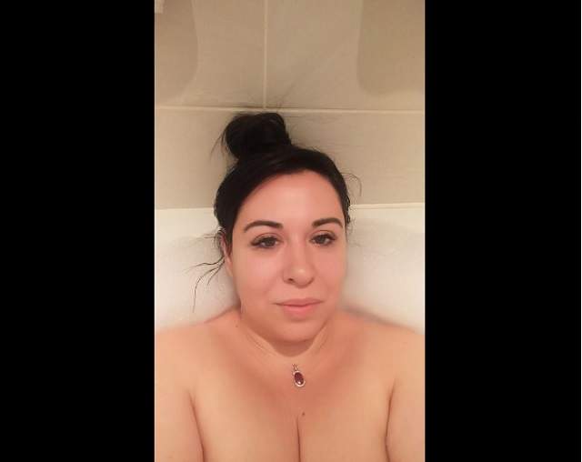 Oana Roman, în sânii goi, în cadă
