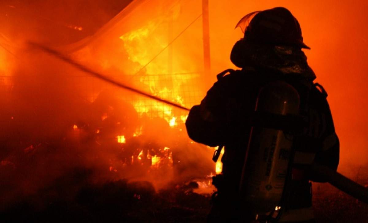 Patru TIR-uri parcate au luat foc în judeţul Sibiu