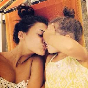 FOTO / Vedete care-şi sărută copiii pe buze! Ce spun specialiştii despre acest obicei