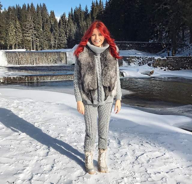 FOTO / Elena Gheorghe împinge roaba! Cum a ajuns cântăreaţa în această ipostază