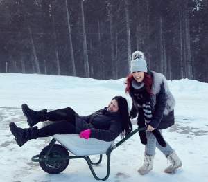 FOTO / Elena Gheorghe împinge roaba! Cum a ajuns cântăreaţa în această ipostază