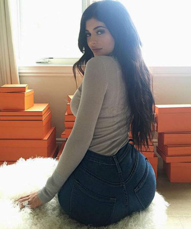 FOTO / Kylie Jenner se întrece în posterior cu Kim Kardashian?! Imaginea care te lasă ca la dentist