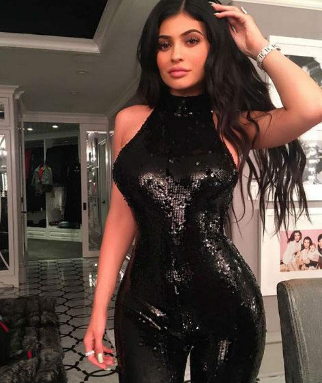 FOTO / Kylie Jenner se întrece în posterior cu Kim Kardashian?! Imaginea care te lasă ca la dentist