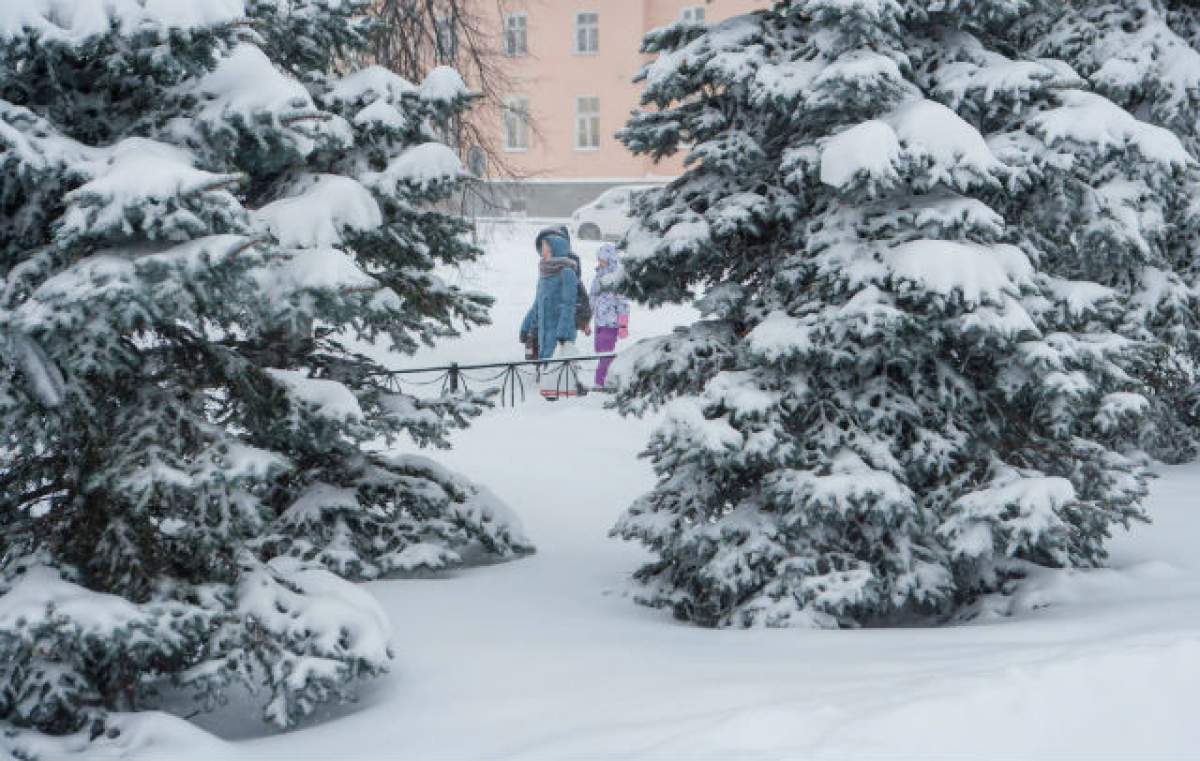 Au vrut să-şi pedepsească copilul şi l-au lăsat afară în ger! Ce s-a întâmplat cu băieţelul după ce a stat 15 ore în frig