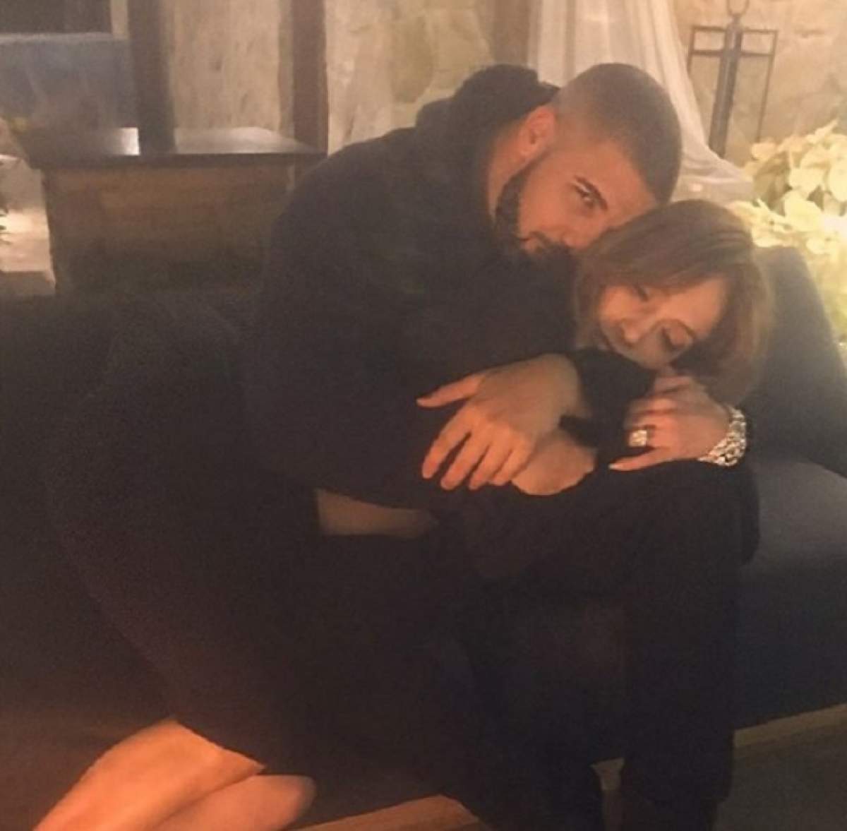 VIDEO / Înaintează cu pași repezi! Jennifer Lopez și Drake, surprinși în ipostaze tandre