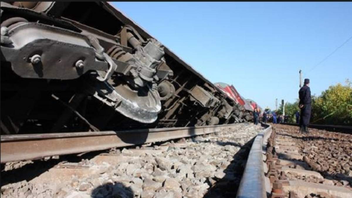 Trafic feroviar oprit! Locomotiva unui tren cu 60 de pasageri a deraiat în Harghita