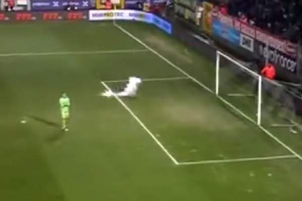 VIDEO / Haos în Belgia! Meciul Charleroi - Standard Liege a fost suspendat din cauza fanilor!