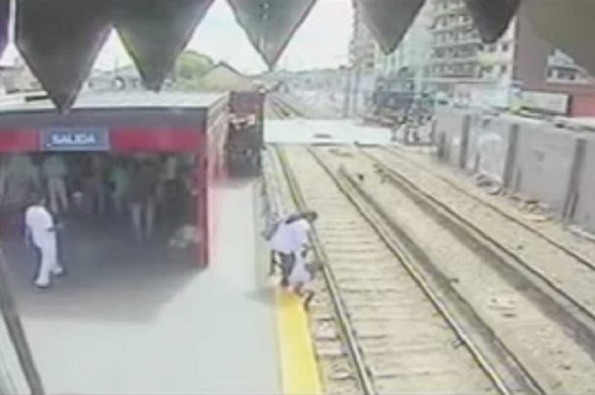VIDEO / Copil aproape să fie călcat de tren, lăsat de mamă pe șine! Imaginile care-ți fac pielea de găină