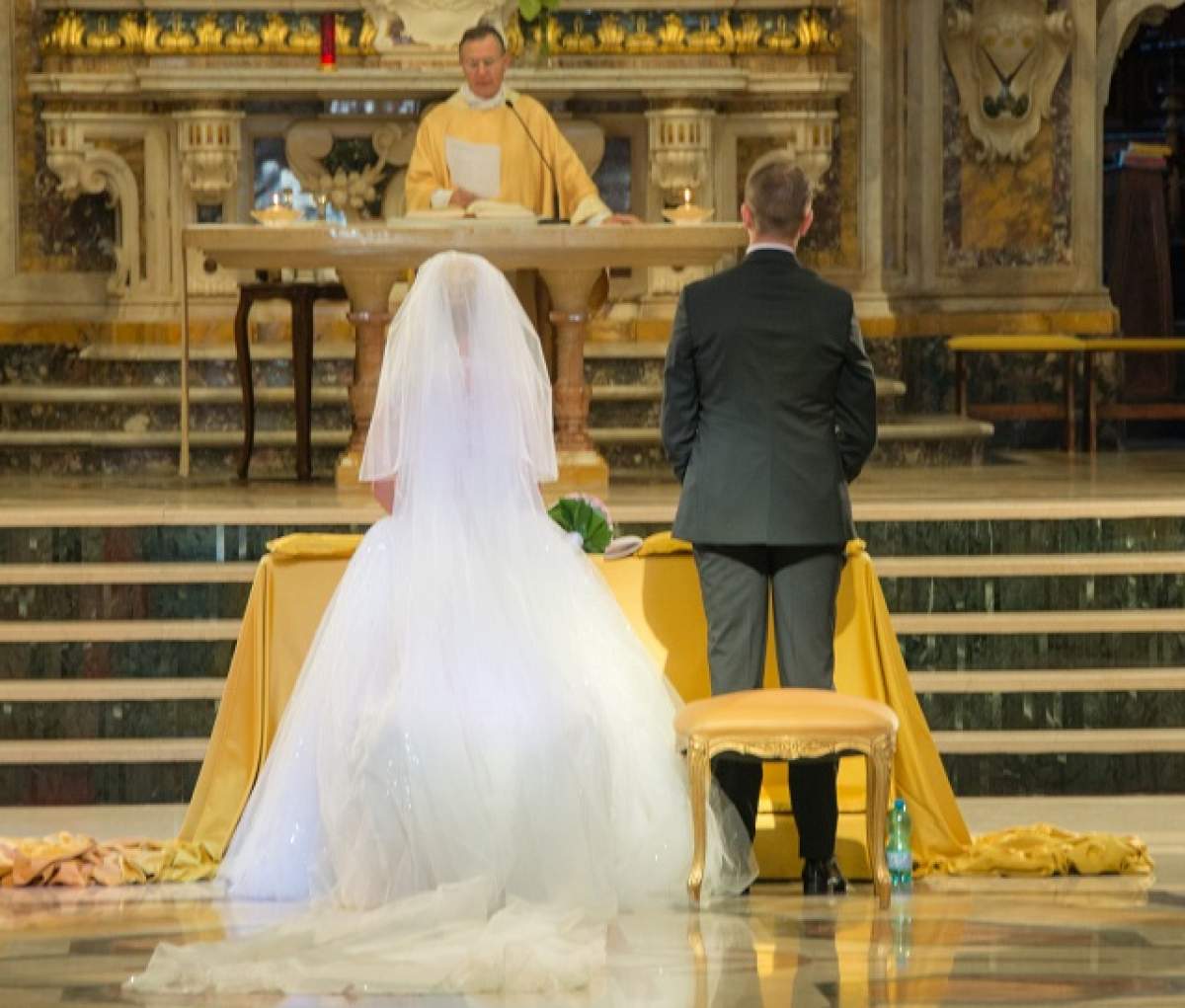 De ce stă femeia mereu în stânga mirelui în ziua nunţii? Care este secretul acestui obicei