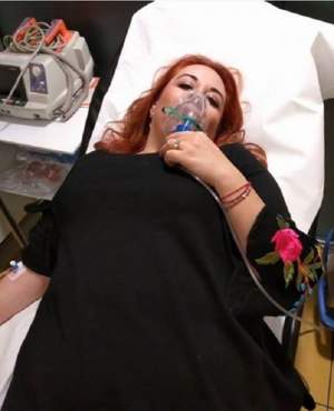 FOTO / Imagine tulburătoare! Oana Roman, în spital, cu masca de oxigen pe gură. Marius Elisei a pozat-o și ce a făcut apoi, e de prost gust!