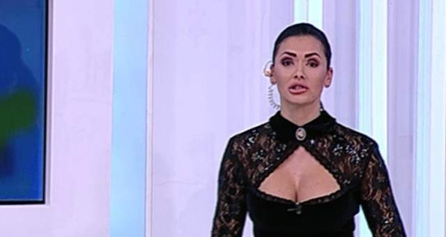 FOTO / Sexi de Moş Nicolae! Rocsana Marcu şi Raluca Dumitru, cu sânii la vedere