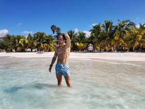 FOTO / Matei Negrescu şi-a scos pacheţelele la vedere pe plajă! Ispita de pe „Insula iubirii“ arată fenomenal