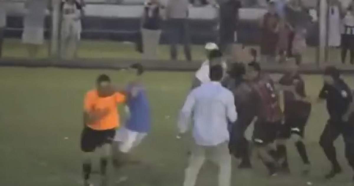 Imaginile groazei! Pentru că nu a dat un penalty, un arbitru a fost bătut crunt! / VIDEO