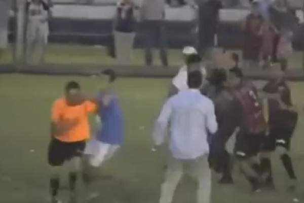 Imaginile groazei! Pentru că nu a dat un penalty, un arbitru a fost bătut crunt! / VIDEO