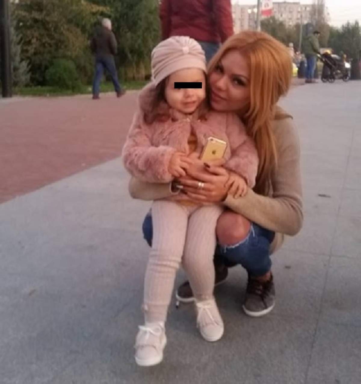 VIDEO / Moş Nicolae a venit încărcat cu daruri la Beyonce de România şi la fiica ei! Au rămas fără cuvinte