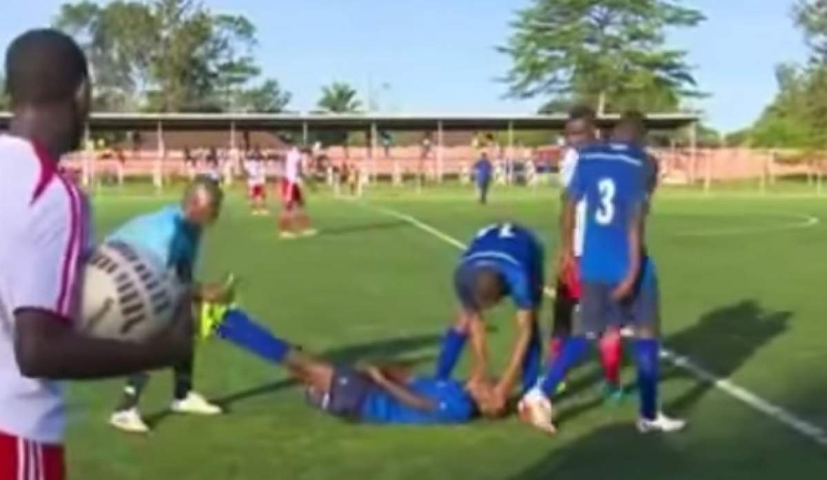 Cazul Ekeng s-a repetat în fotbal! Un jucător de doar 19 ani a murit pe teren după ce a dat gol! / VIDEO CUTREMURĂTOR