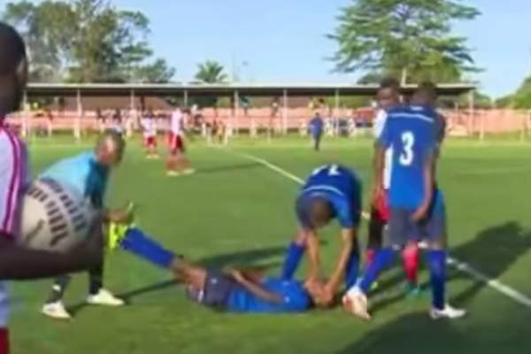 Cazul Ekeng s-a repetat în fotbal! Un jucător de doar 19 ani a murit pe teren după ce a dat gol! / VIDEO CUTREMURĂTOR
