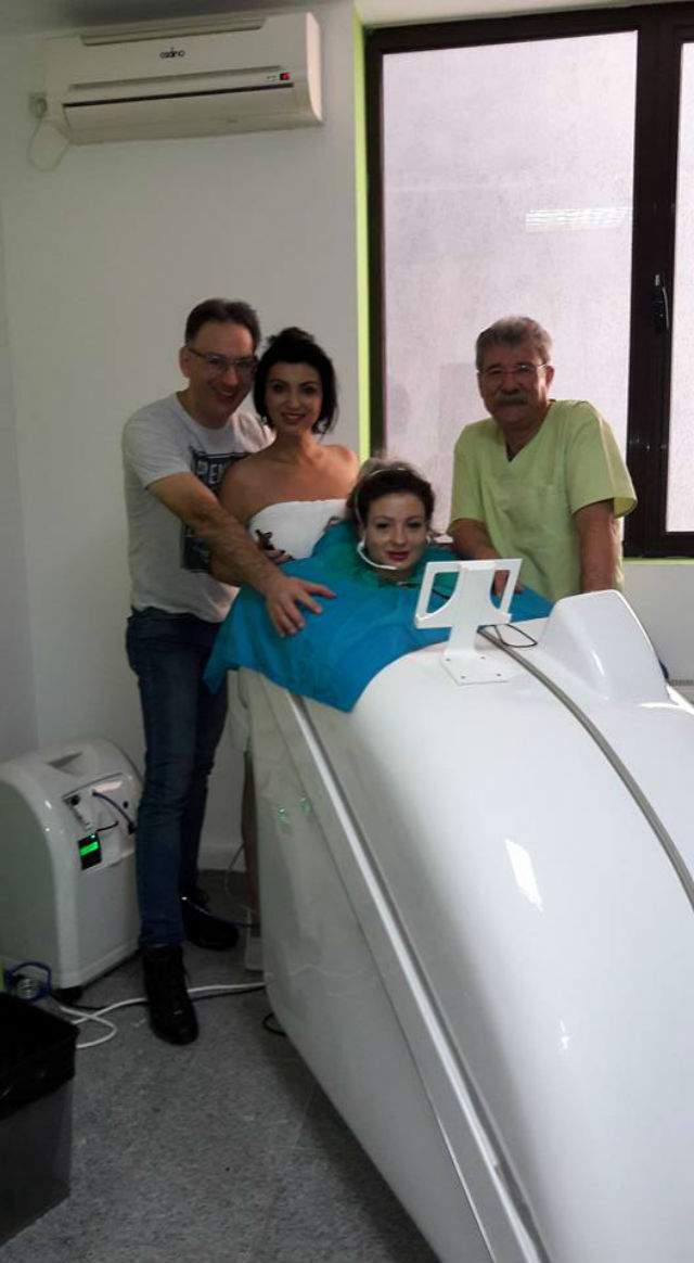 FOTO / Adriana Bahmuţeanu, în sânii goi! A fost la tratament corporal și a fost surprinsă fără sutien