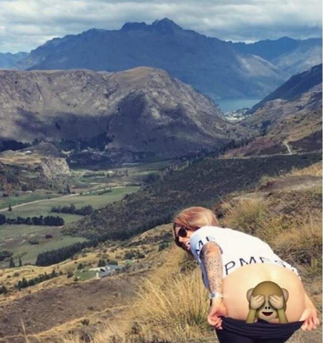 FOTO / Cum să faci aşa ceva?! Bailey Eden şi-a dat chiloţii jos şi şi-a pozat fundul în toată splendoarea
