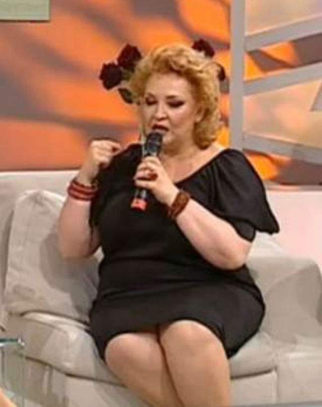 FOTO / După ce s-a îngrăşat și a stat departe de tv, Mihaela Tatu, apariţie de senzaţie lângă brad! Să vezi și sa nu crezi cum arată!