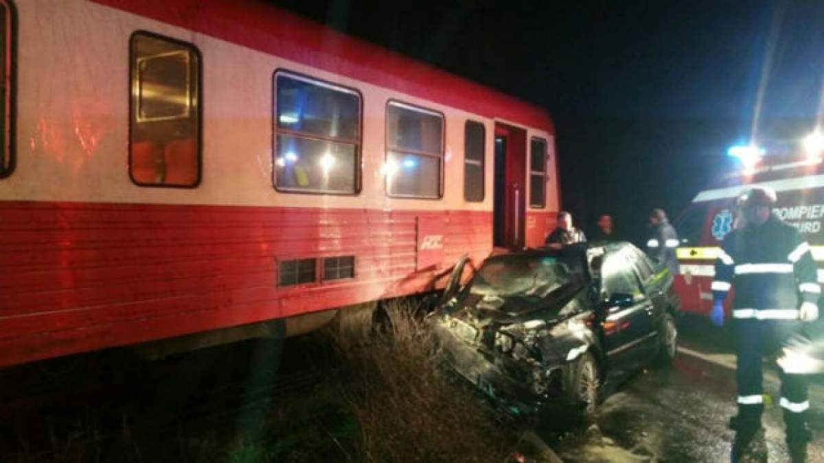 FOTO / Accident CUMPLIT în Timiş! Un automobil a fost SPULBERAT de TREN