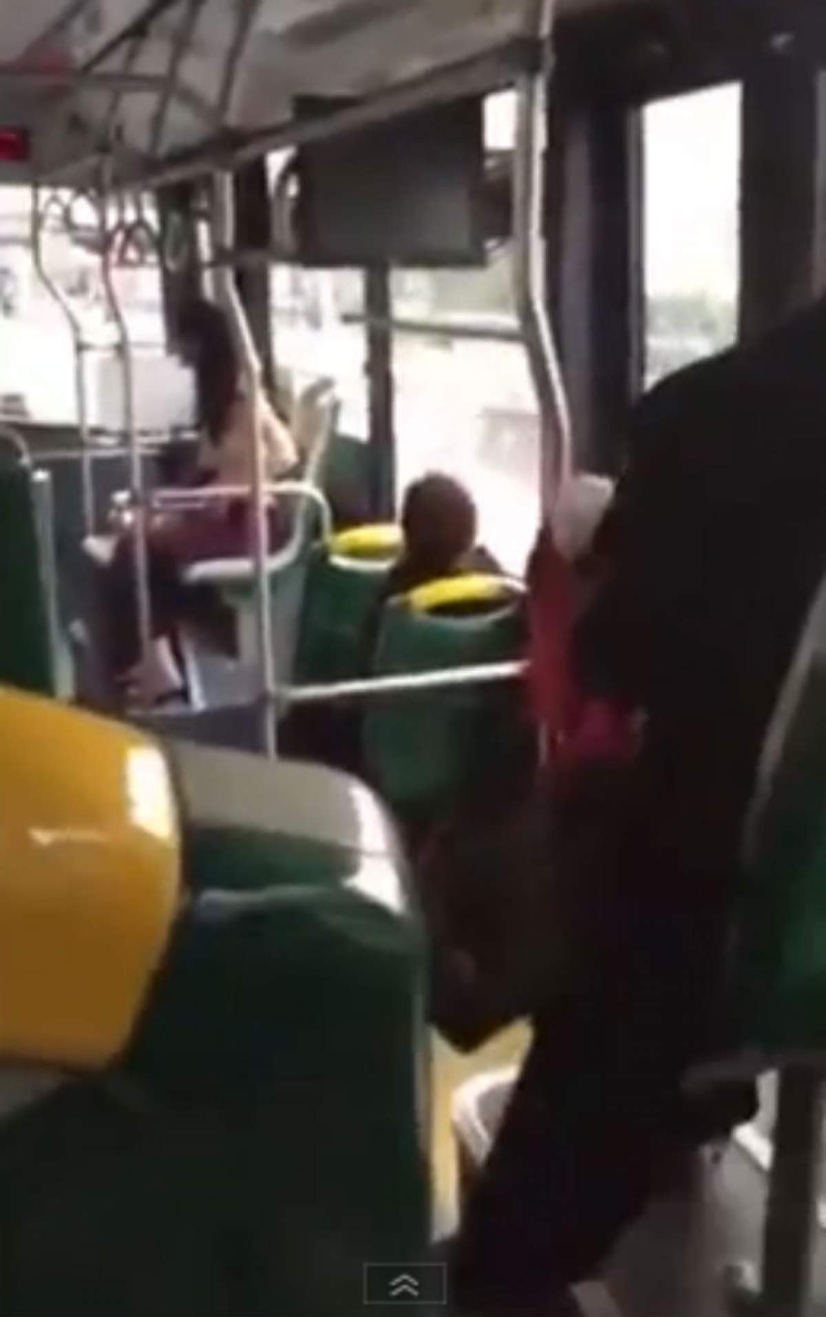 VIDEO / Incident şocant în autobuz. Toţi au privit-o minute în şir în timp ce făcea ASTA