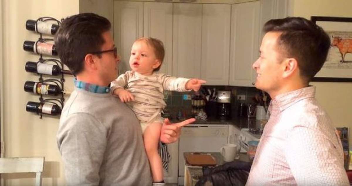 VIDEO / Cum reacționează un bebeluș atunci când se află față în față cu tatăl și cu fratele geamăn al acestuia. Filmulețul a înduioșat pe toată lumea
