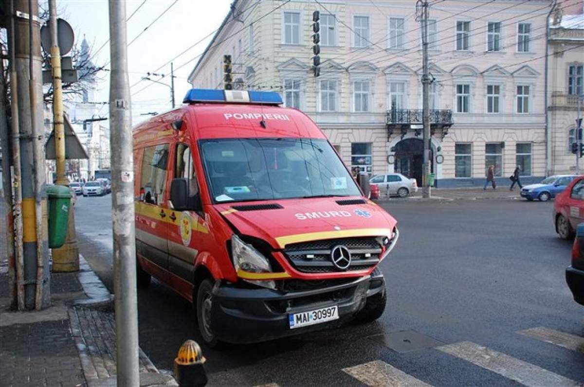 Ambulanţă SMURD, implicată într-un accident rutier cu doi răniţi
