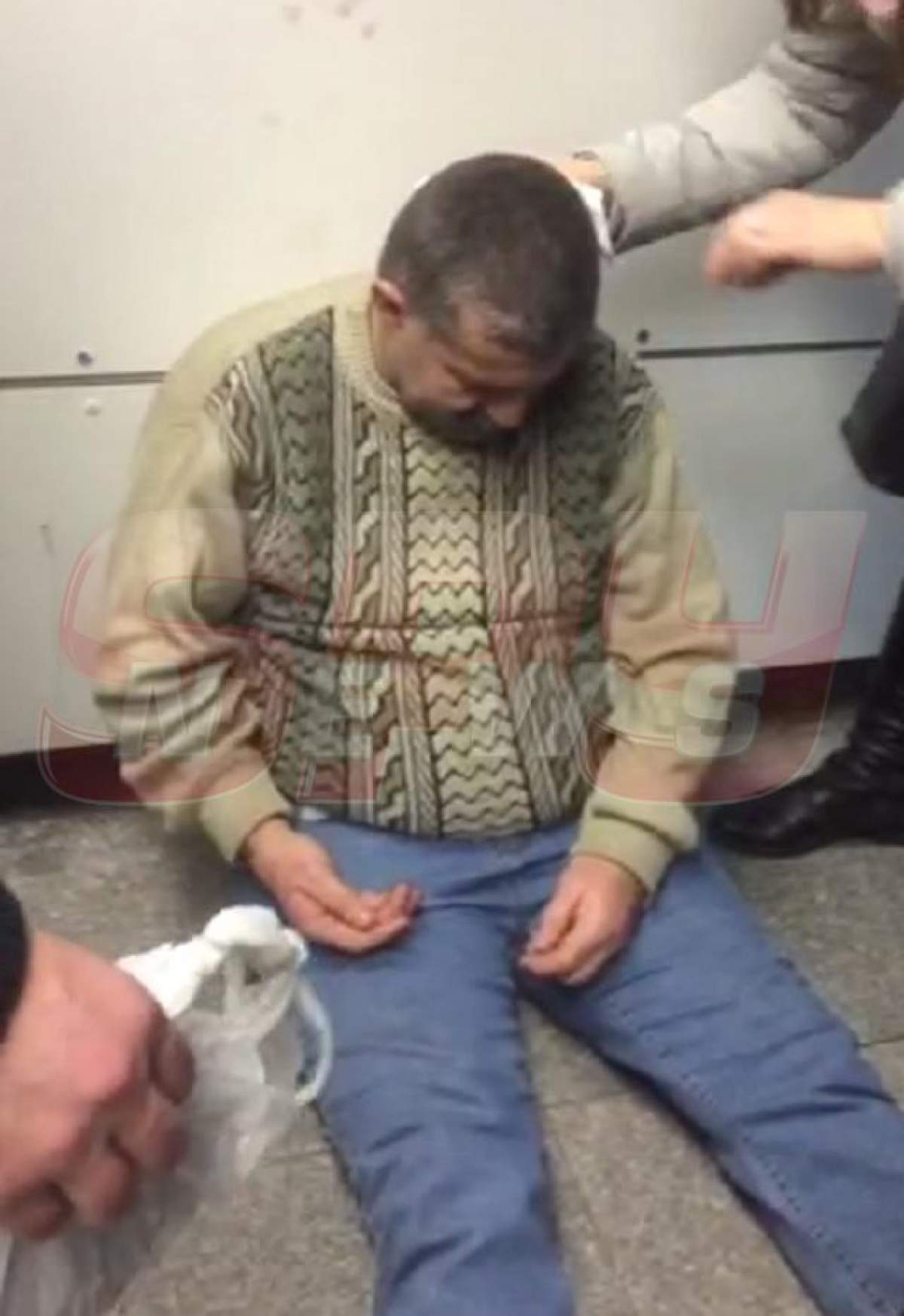 VIDEO / Incident şocant în Capitală! Un bărbat şi-a spart capul, după ce a căzut pe scările rulante