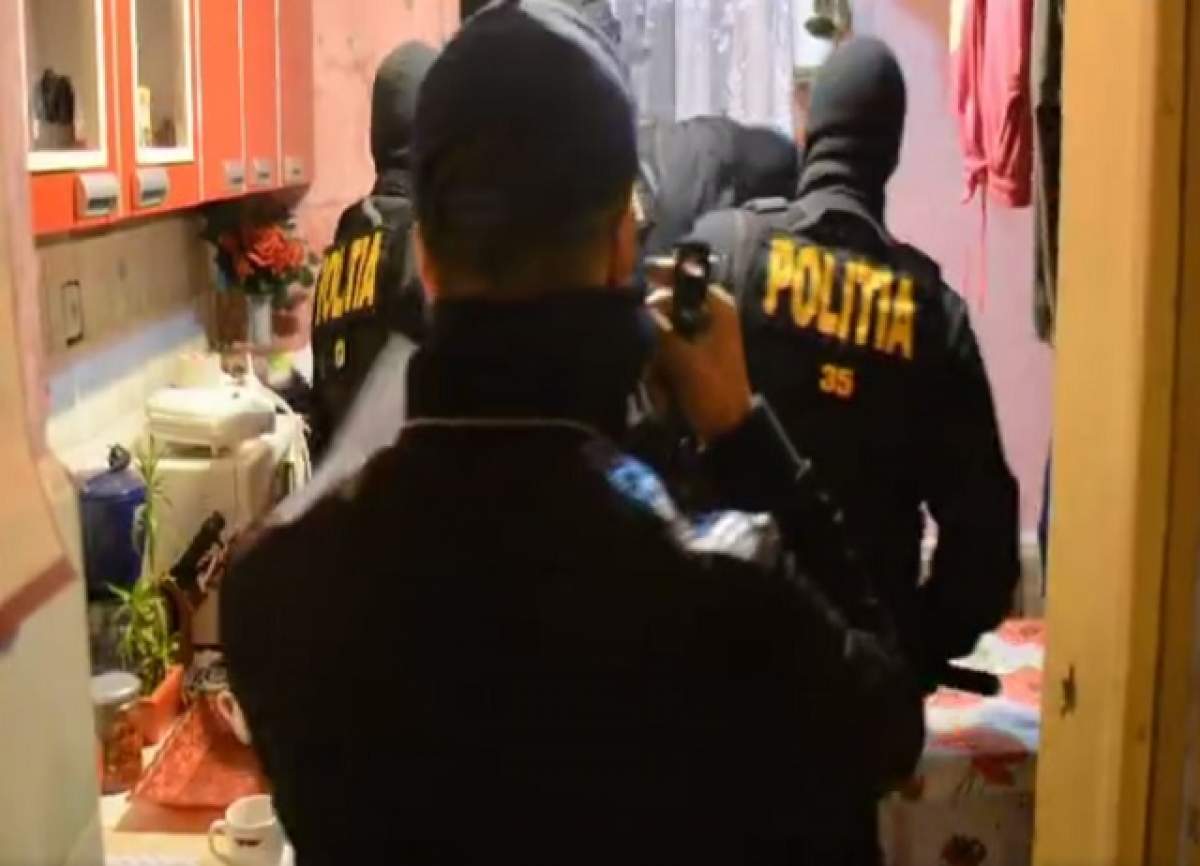 VIDEO / "Mascaţii" au rămas... mască atunci când au văzut unde ascundeau drogurile nişte traficanţi!