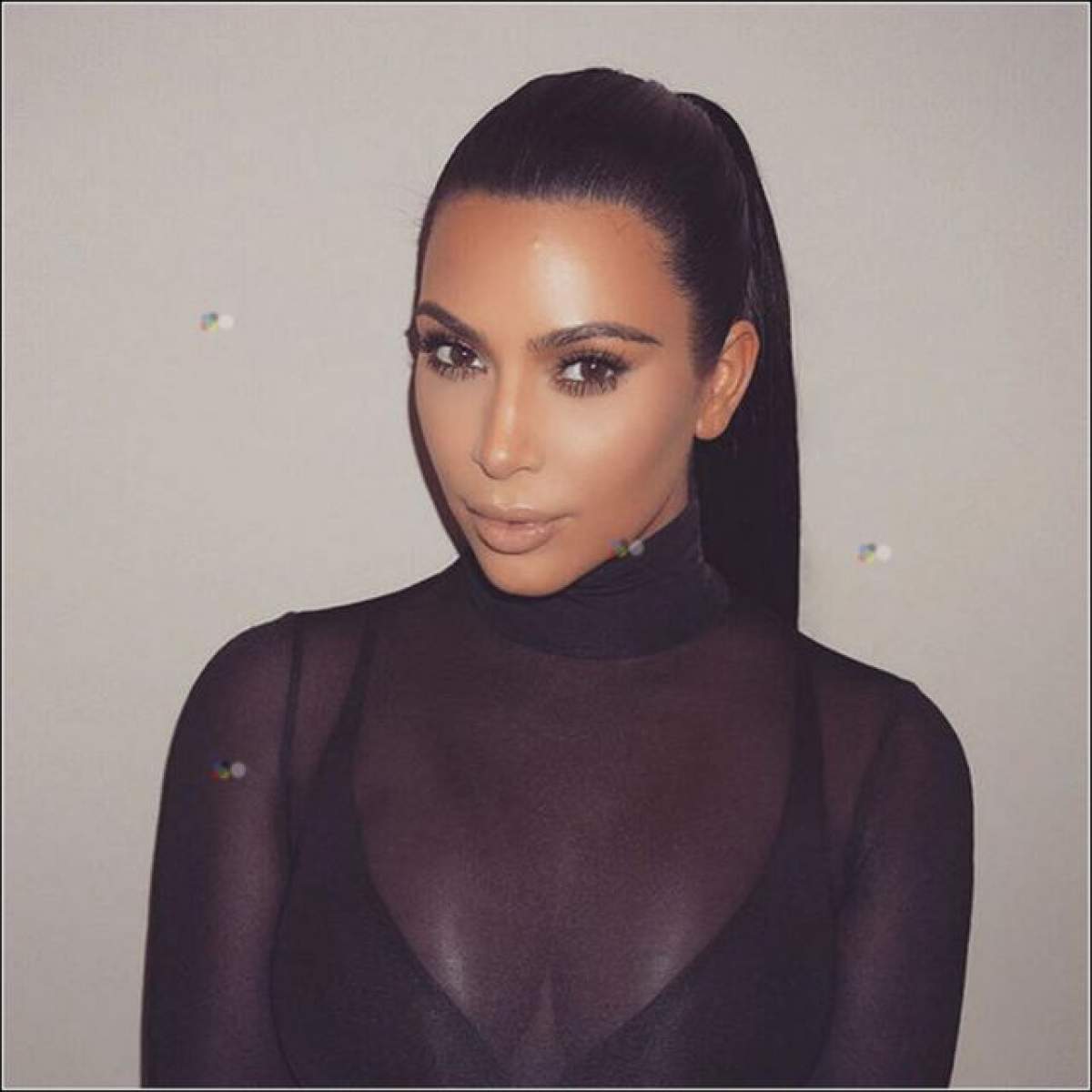 FOTO / Kim Kardashian şi-a schimbat look-ul radical! Vedeta a renunţat la părul brunet