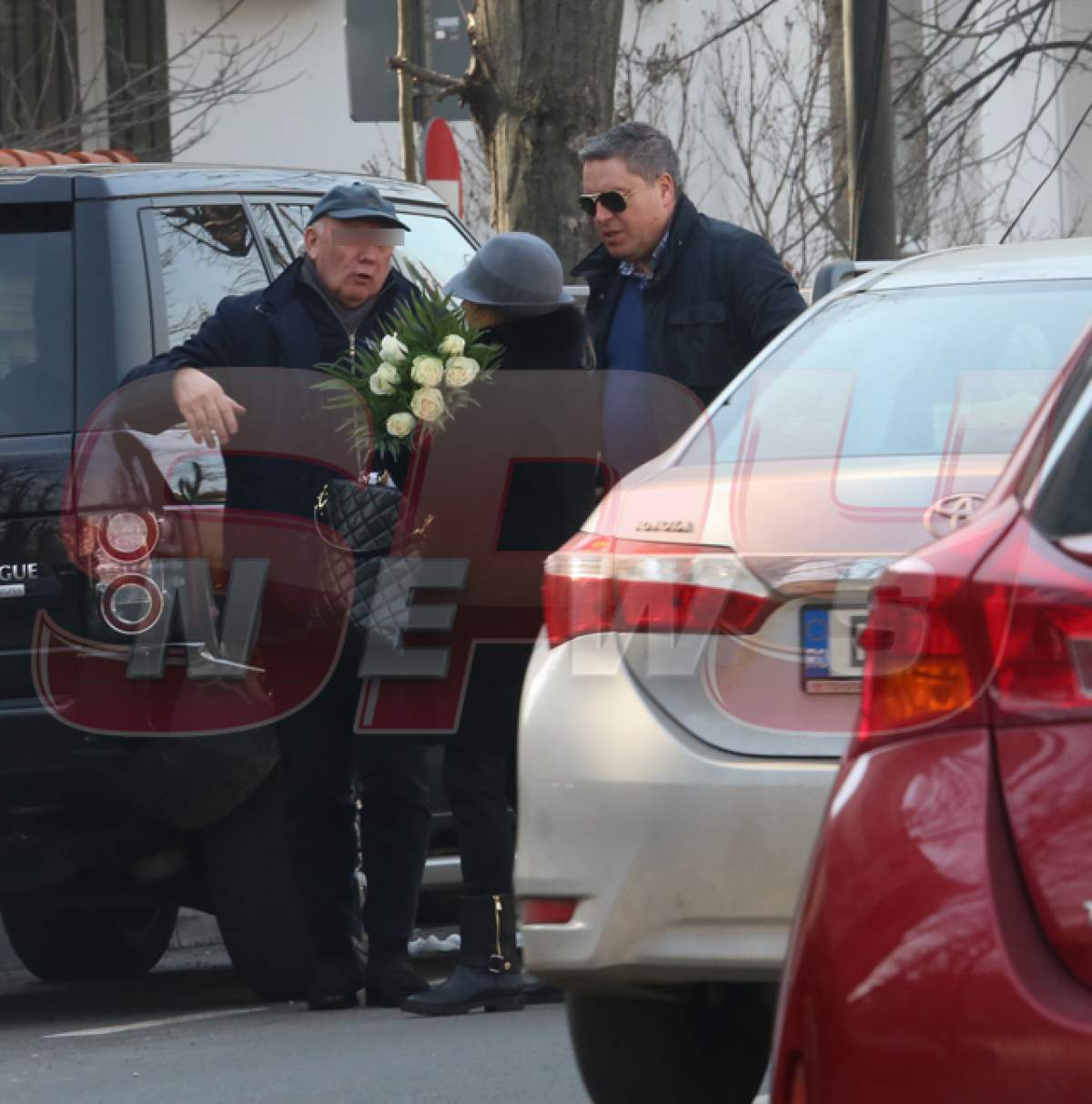 Soţia lui Mircea Lucescu, discuţii aprinse în plină stradă! Paparazzii Spynews.ro au fost la un pas să îi sară în ajutor