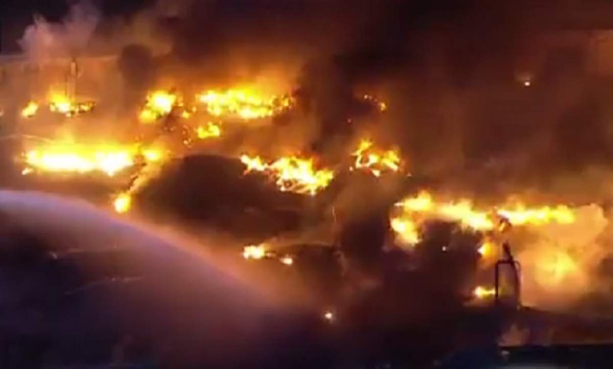 VIDEO / Un incendiu de proporţii a mistuit un parc industrial! Au intervenit peste 200 de autospeciale