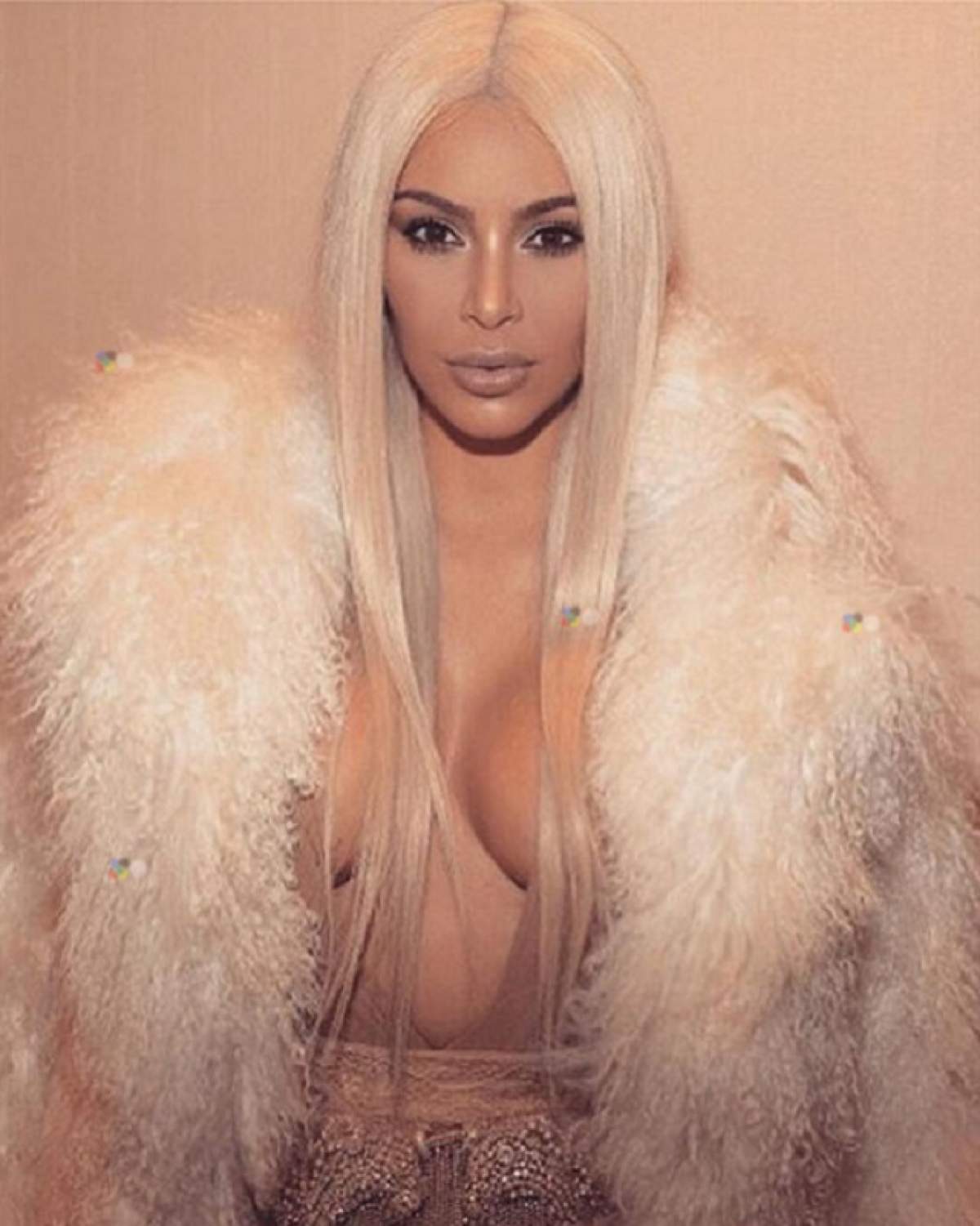 De când s-a făcut blondă, o dă cu bâta în baltă. Kim Kardashian a ales cel mai neinspirat accesoriu la haina de blană