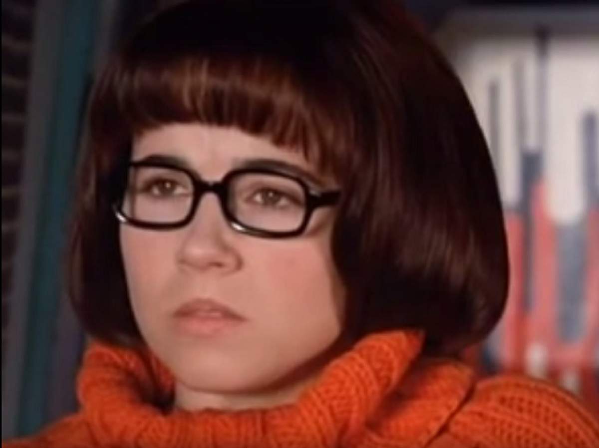VIDEO / Ţi-o aminteşti pe Velma din filmul "Scooby-Doo"? Pe atunci era îmbrăcată până în gât, acum e în lenjerie intimă şi are o privire ce te dă pe spate! Imagini INTERZISE cardiacilor