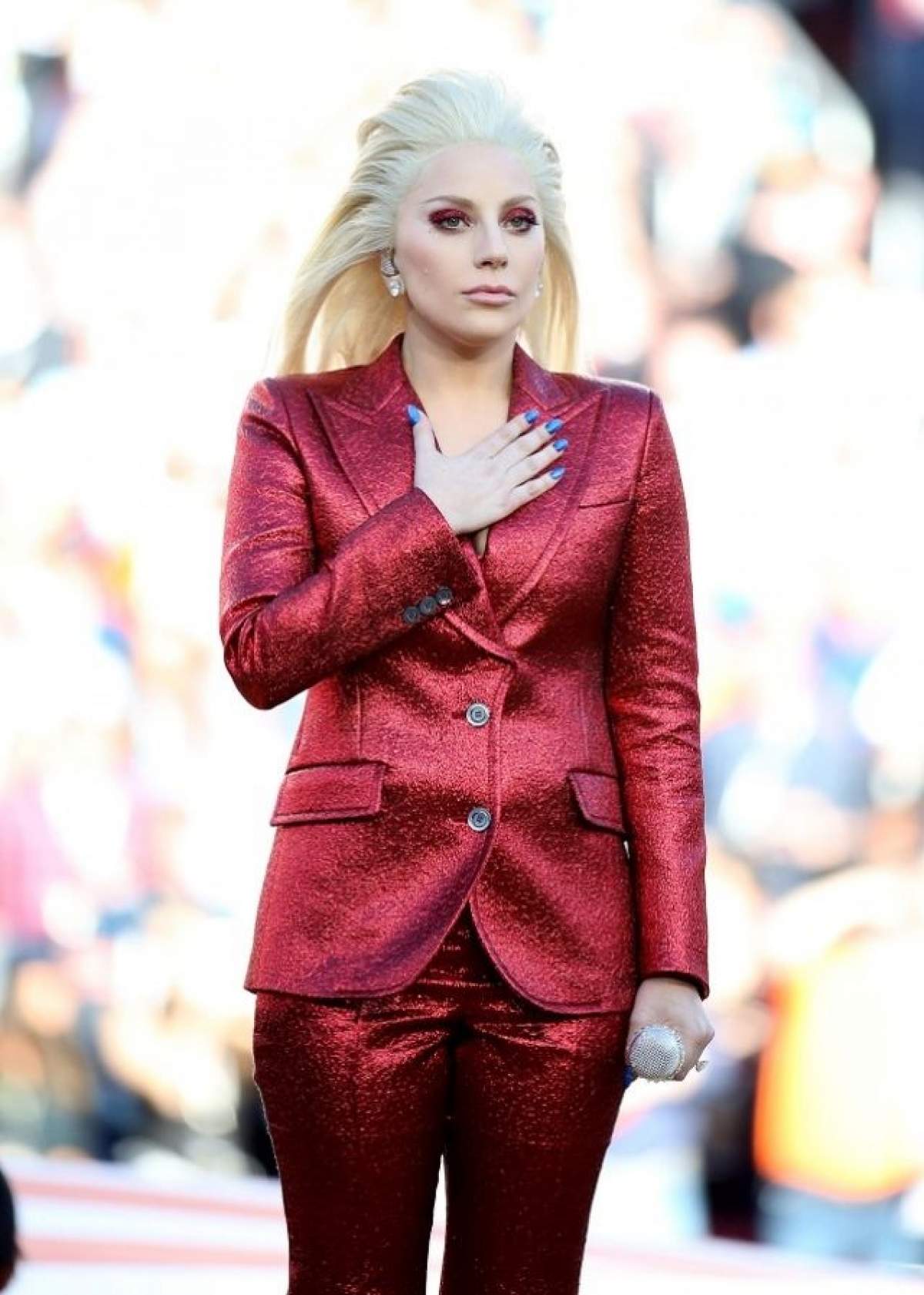 FOTO / Lady Gaga mai marchează o apariţie spectaculoasă! Artista, look impecabil la premiile Grammy 2016