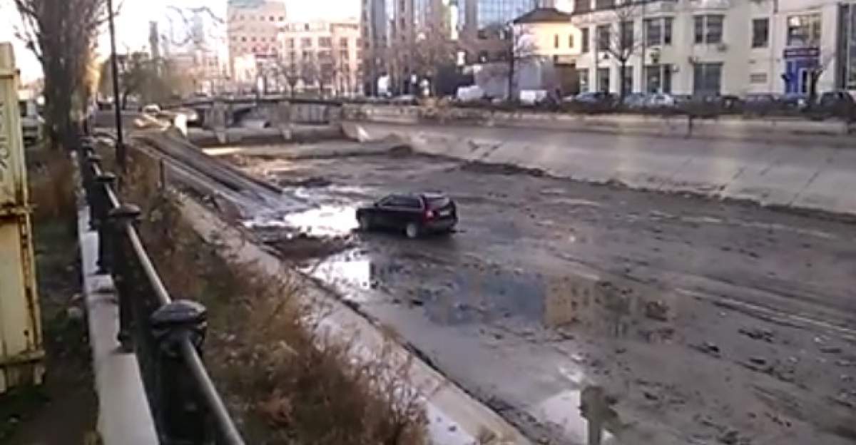 VIDEO / O mașină încearcă să iasă din râul Dâmbovița. Cum s-a terminat aventura șoferului