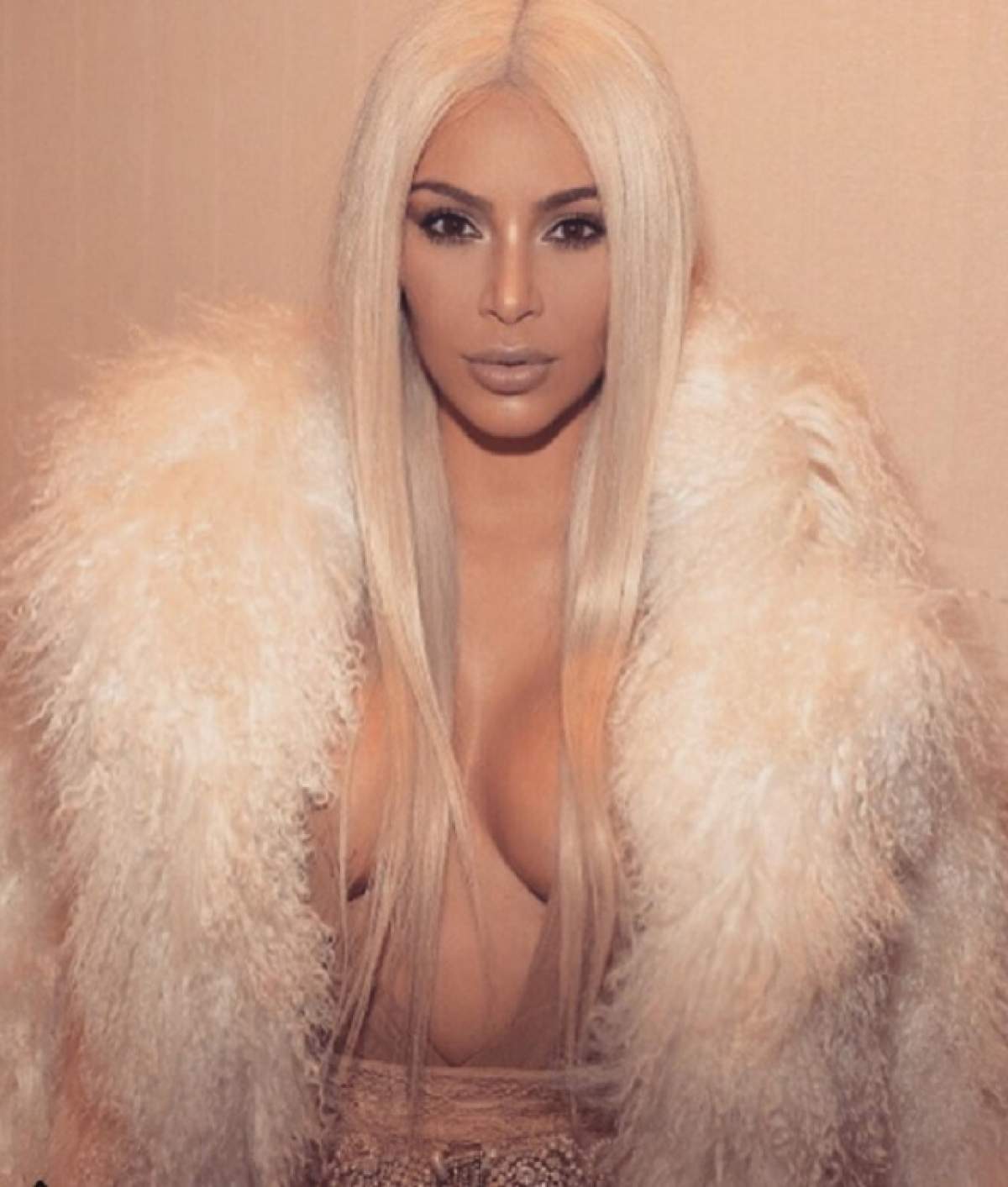 Kim Kardashian a dezvăluit trucul cu care are un bust perfect, chiar şi atunci când nu poartă sutine! Şi-a dat rochia jos şi a arătat TOT