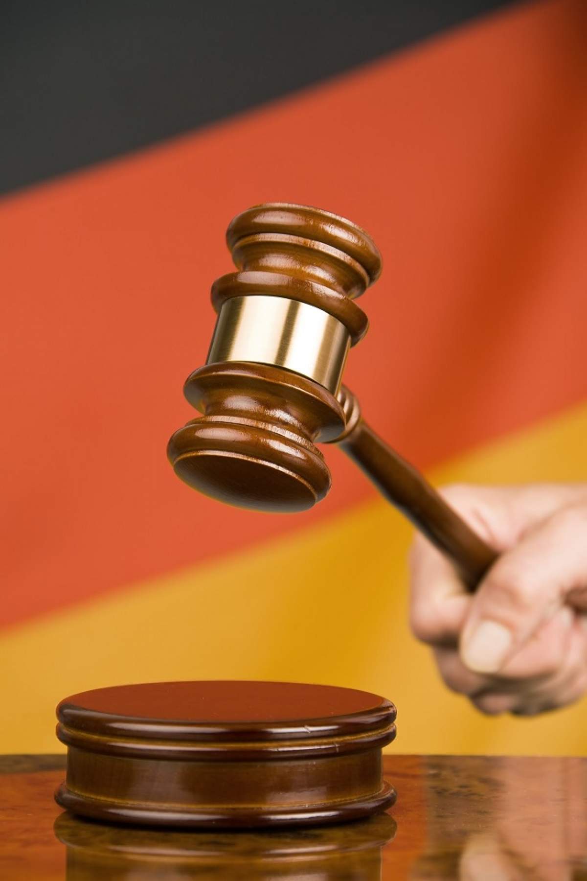O nouă lege din categoria "câinilor de la stână"! Avocatele de până în 30 de ani, obligate să poarte batic în sala de judecată