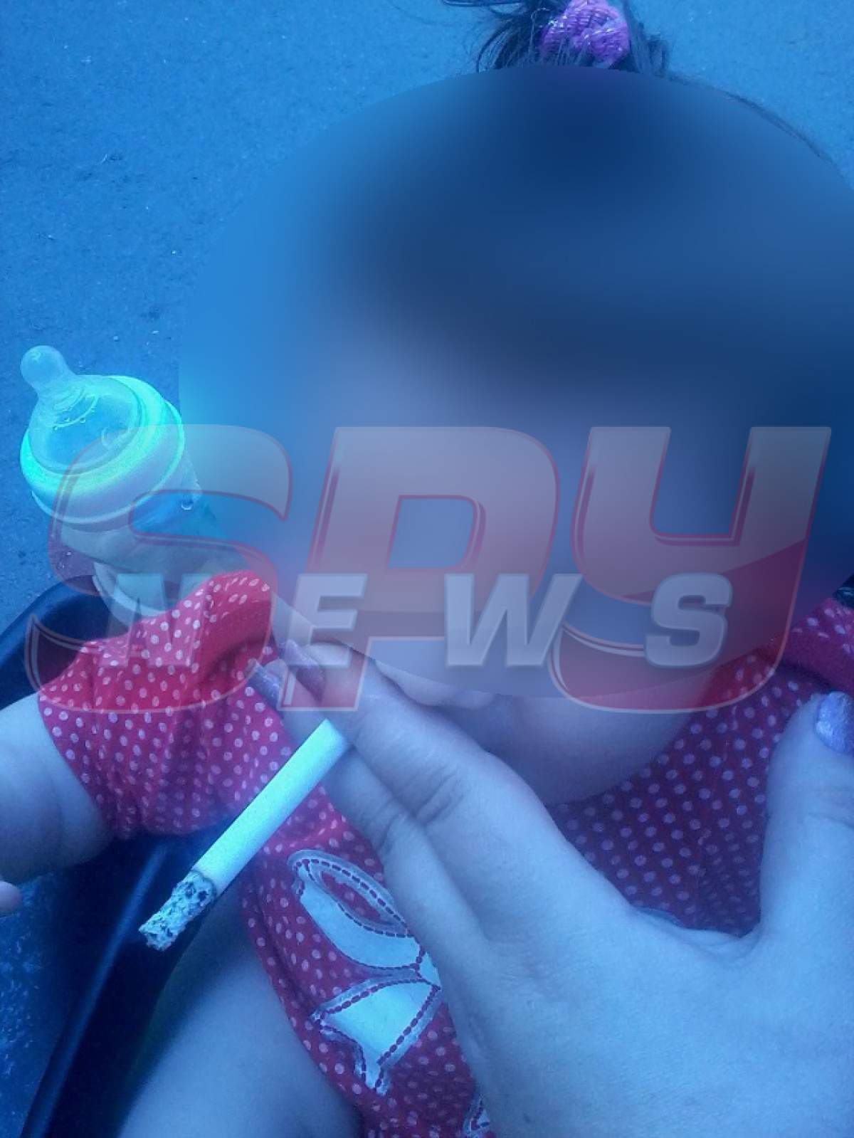 SCANDALOS / Fetiţă de un an, obligată de părinţi să fumeze! Imagini revoltătoare