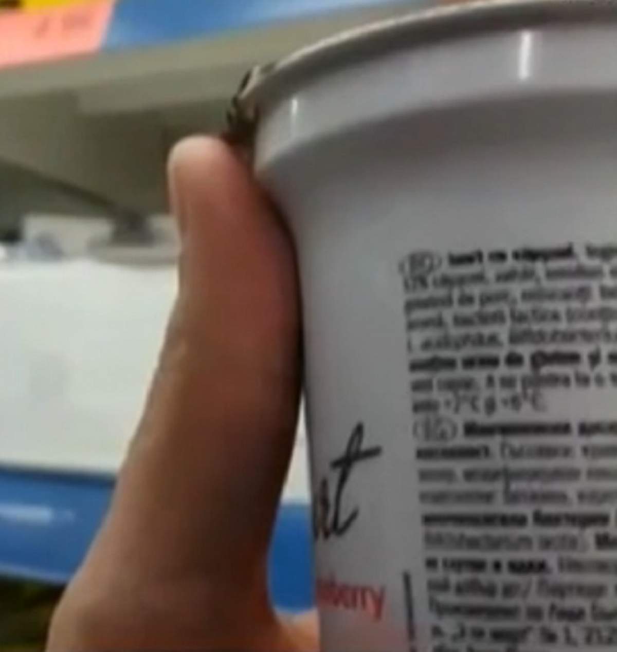 VIDEO / Şi-a cumpărat iaurt şi nu i-a venit să creadă ce a găsit în el! Şocul pe care un om l-a avut când a mers în supermarket