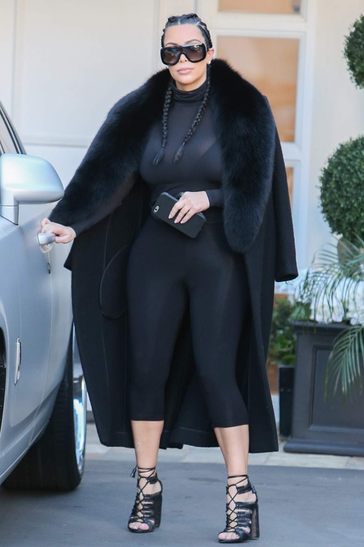 FOTO / Kim Kardashian, apariţie dezastruoasă! A îmbrăcat un top ultra mulat şi transparent, iar fanii au fost oripilaţi